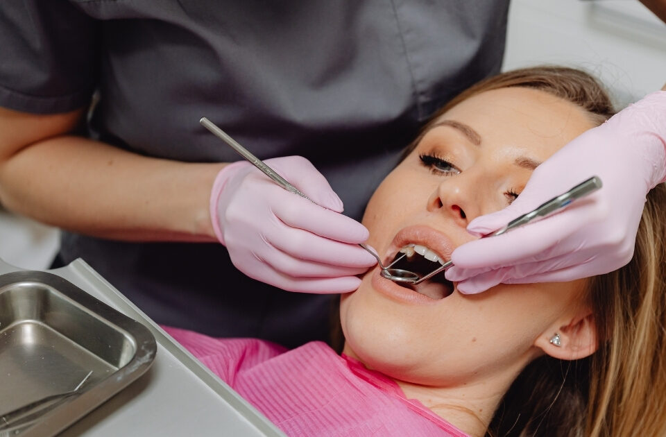 how to fix a chipped tooth — featured image