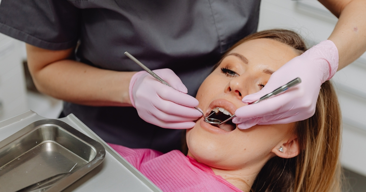 how to fix a chipped tooth — featured image